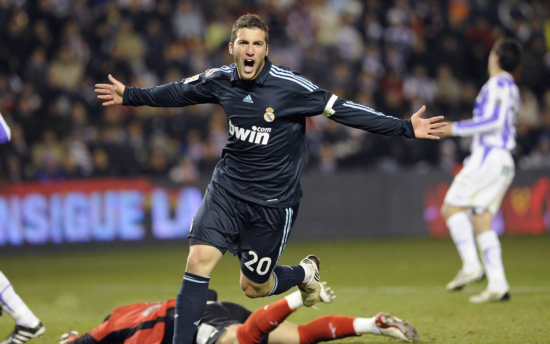 米切尔单骑救主！尼克斯生死时刻逆袭独行侠，这场胜利藏了多少秘密？